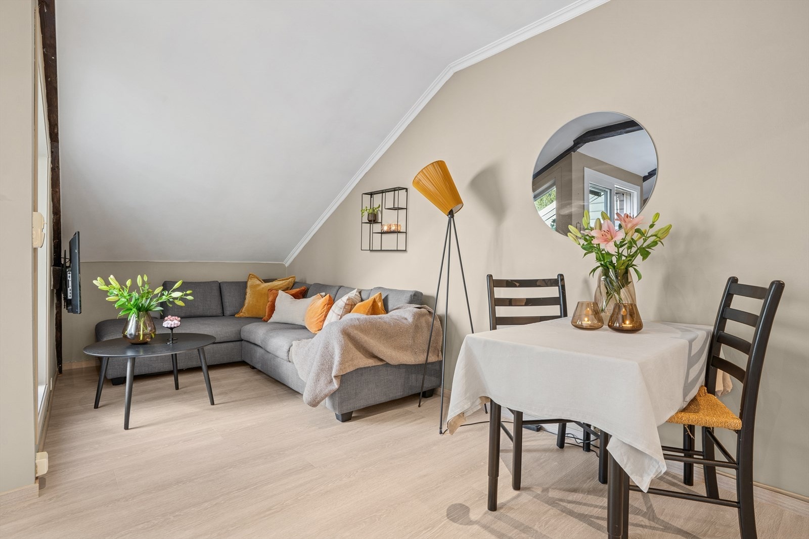 Her får du åpen stue- kjøkkenløsning med gode muligheter for å innrede rommet i ulike soner. Galleribilde