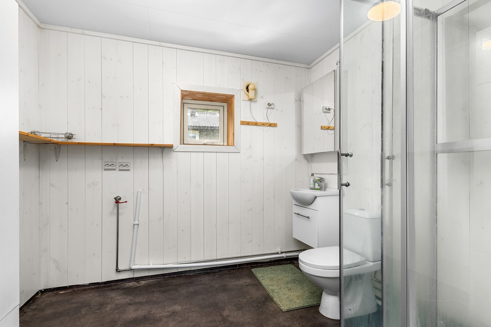 Badet ble oppgradert i 2024 og er utstyrt med servantskap, dusjkabinett og WC. Galleribilde