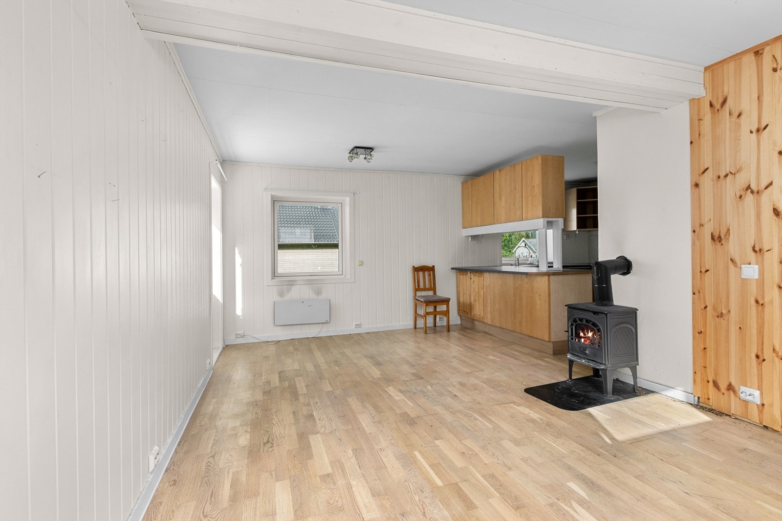 Boligen har en delvis åpen stue-/kjøkkenløsning på ca. 35 m², med gode muligheter for å innrede etter eget ønske. Galleribilde