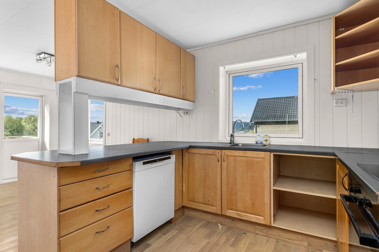 Stuen og kjøkkenet har rikelig med naturlig lys fra flere vindusflater i ulike himmelretninger. Galleribilde