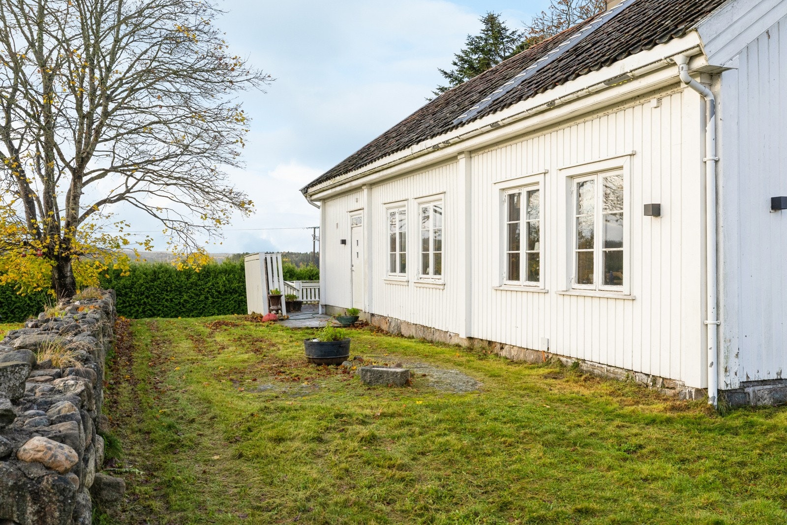Det eldste huset var opprinnelig et posthus i Svinndal, og ble flyttet hit i 1869. Etter en tilbygging og restaurering i 1993 fikk det også byggeskikkprisen. Galleribilde