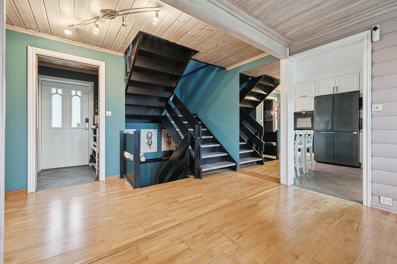 Mellomgang/spisestue i 1. etasje, med trapp mellom etasjene Galleribilde