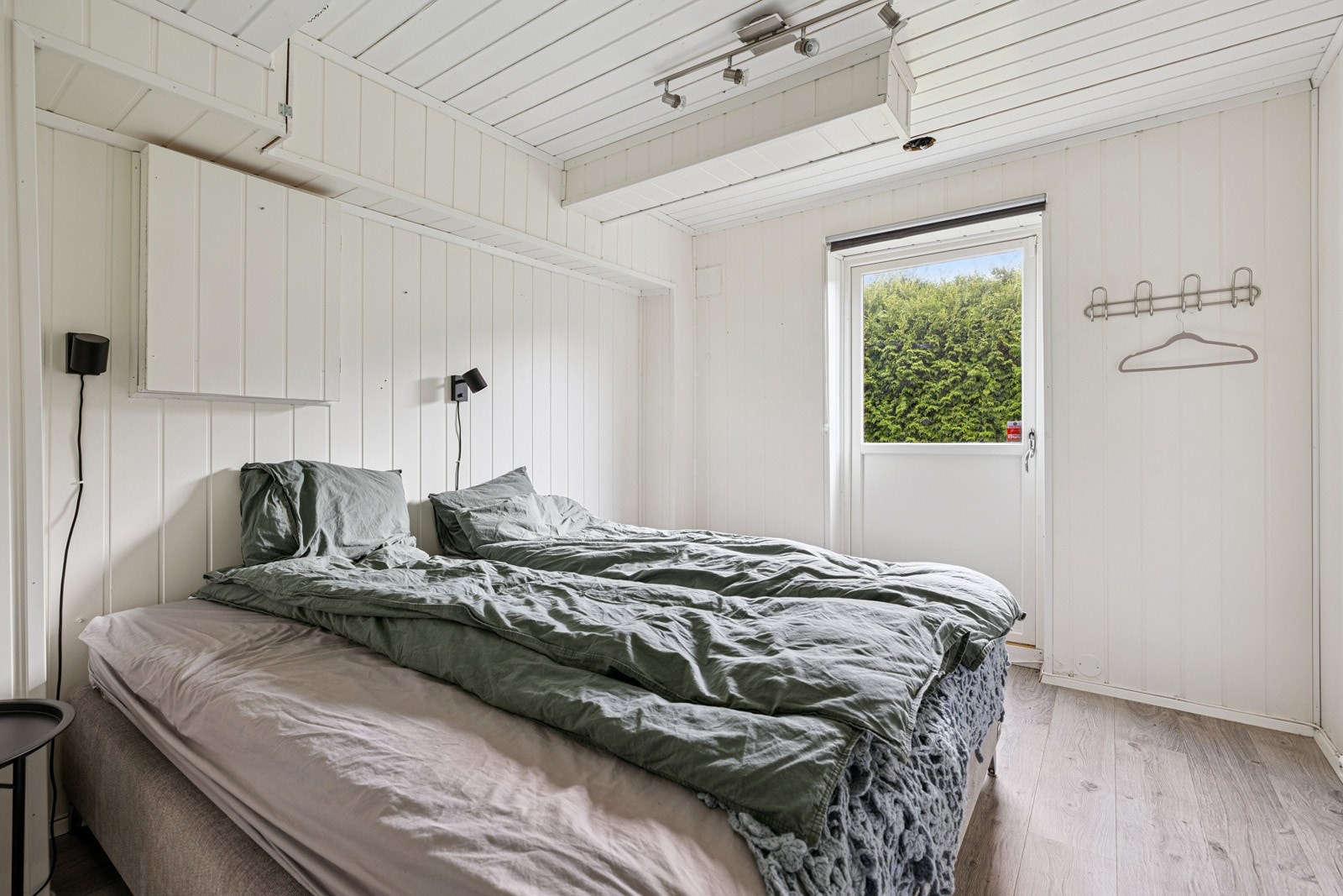 Soverom i underetasjen med utgang til hagen Galleribilde