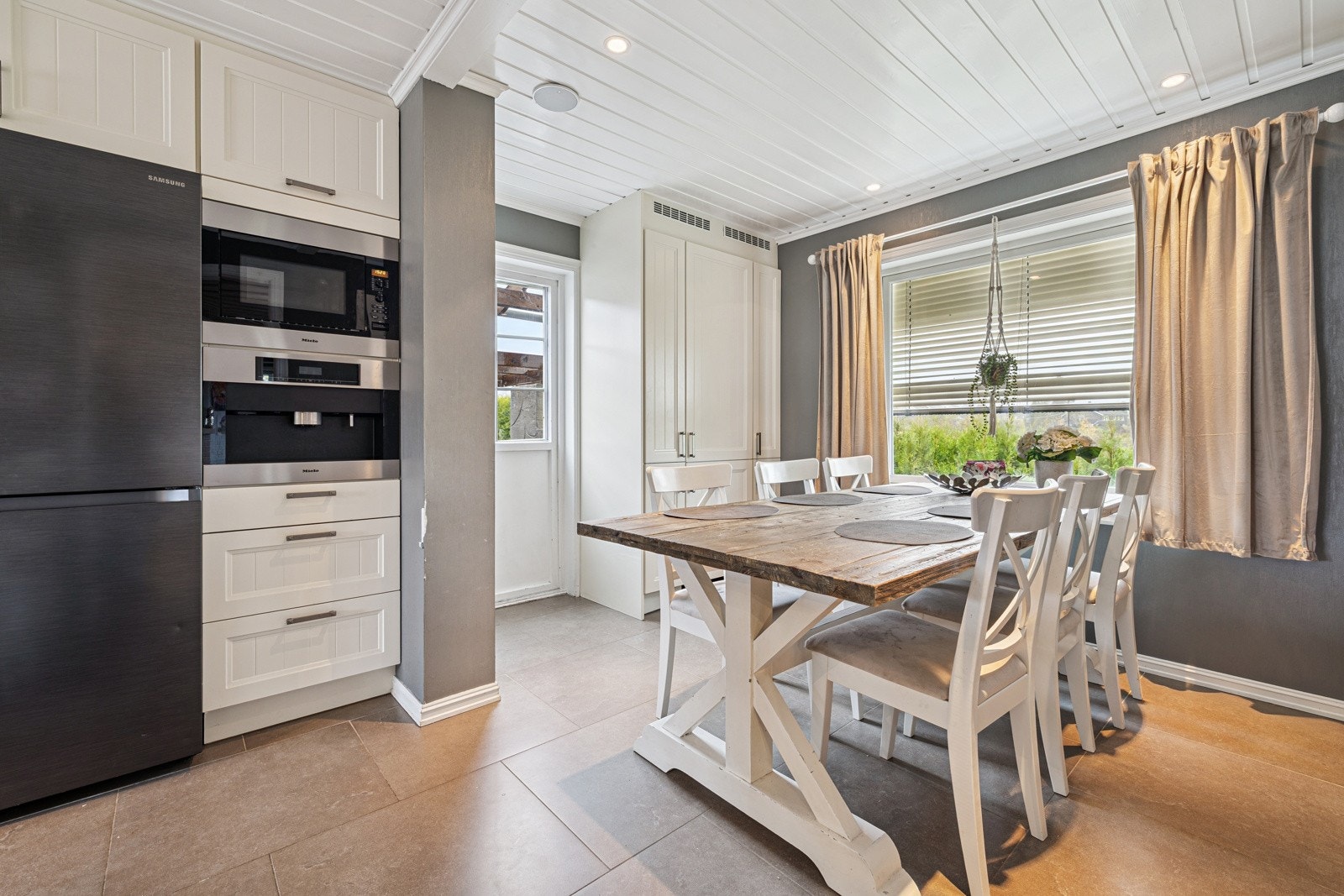 Kjøkkenet i hovedhuset, pusset opp i 2012 Galleribilde