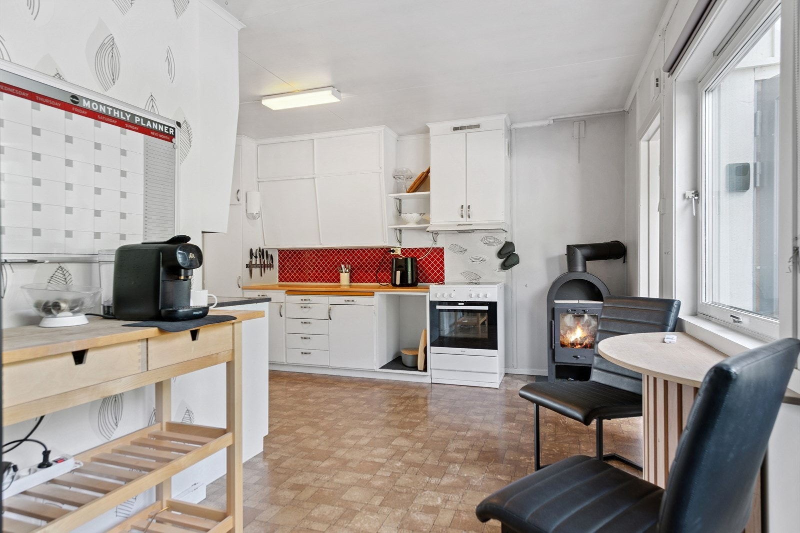 Kjøkkenet har også installert vedovn Galleribilde