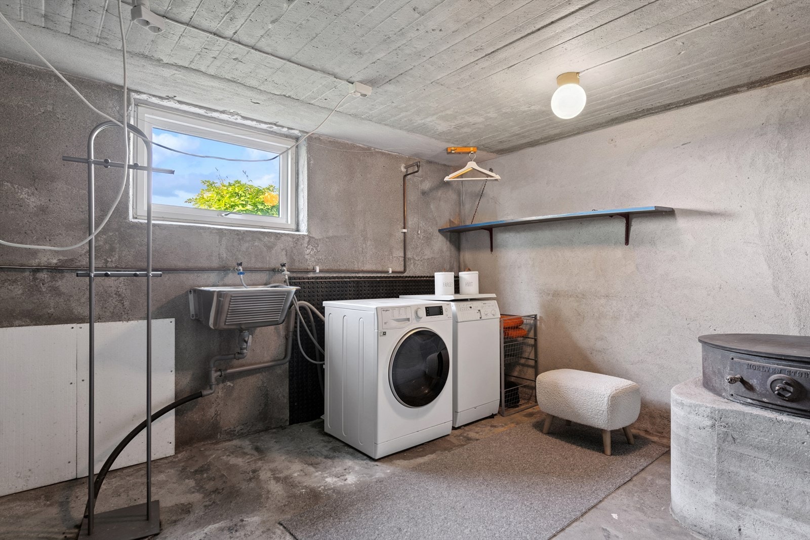 Stor kum og opplegg for vaskemaskin i et av kjellerrommene Galleribilde