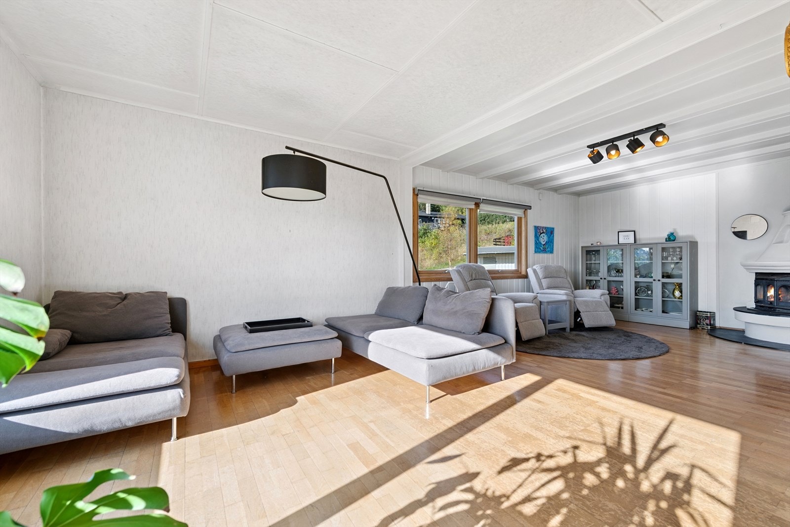 Stuen har god plass til møblement og store vindusflater gir rikelig med naturlig dagslys i rommet Galleribilde