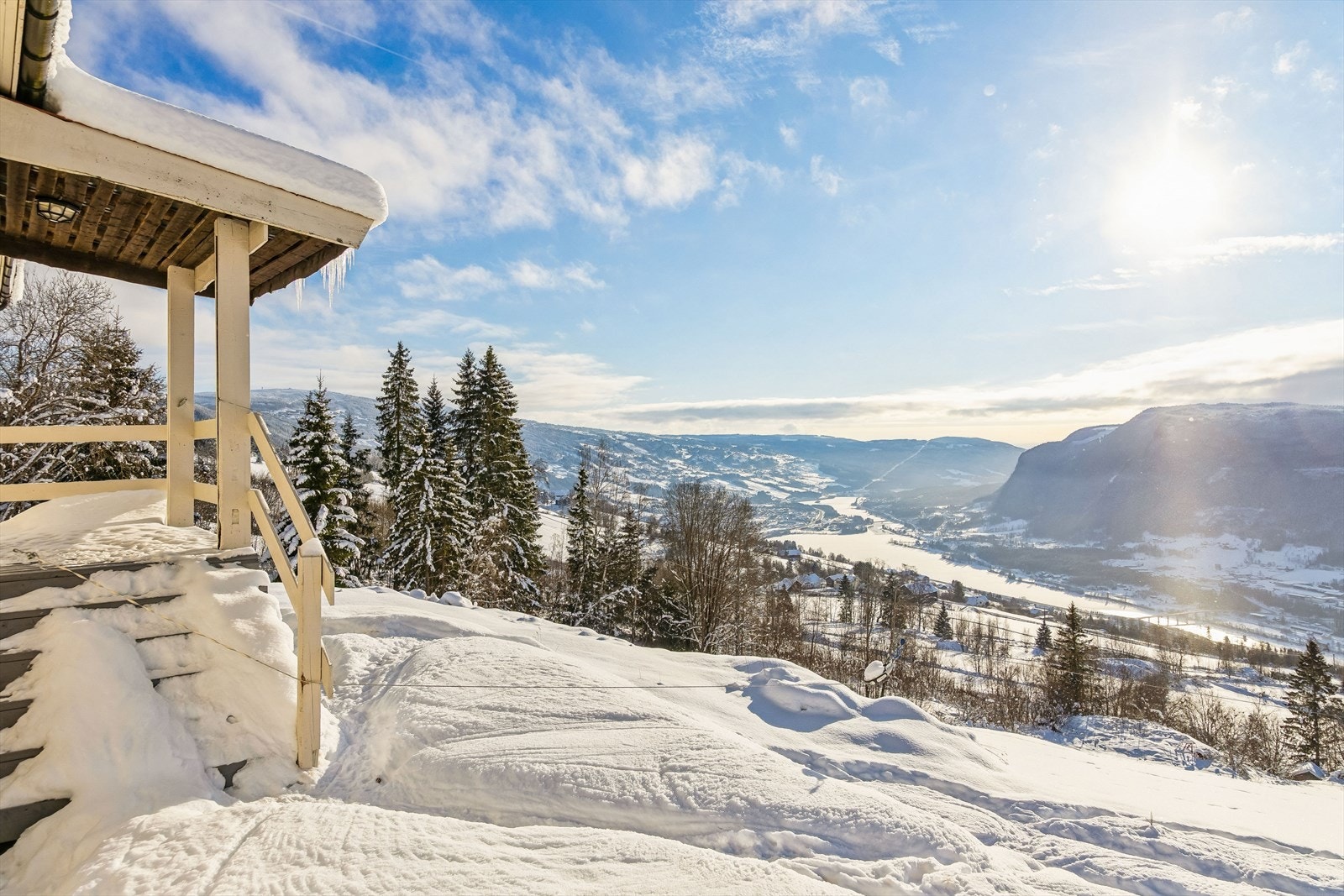 Fra eiendommen kan du nyte fantastisk utsikt og samtidig planlegge en flott skitur ut fra Mosetertoppen eller Hundersetra. Løypenettet i Øyer/Hafjell er svært omfattende med over 600 km preparerte løyper! Galleribilde