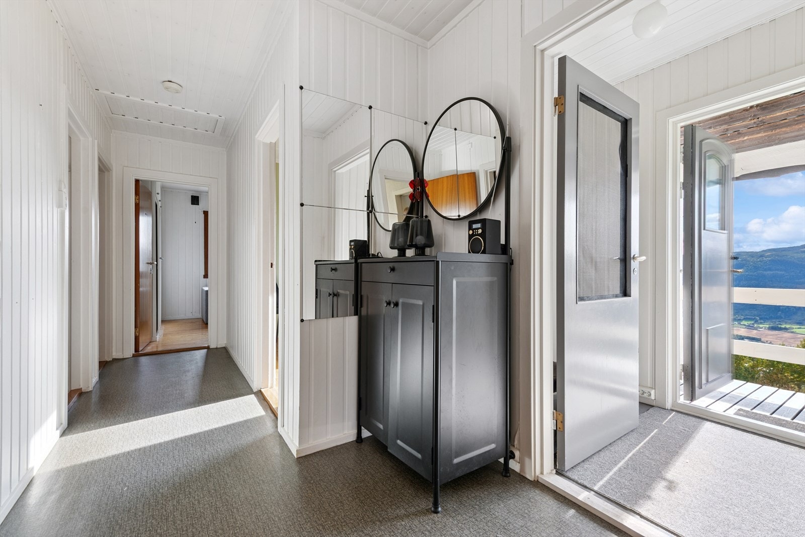 Vi ønskes velkommen inn i en lys og trivelig gang som byr på en god atmosfære Galleribilde