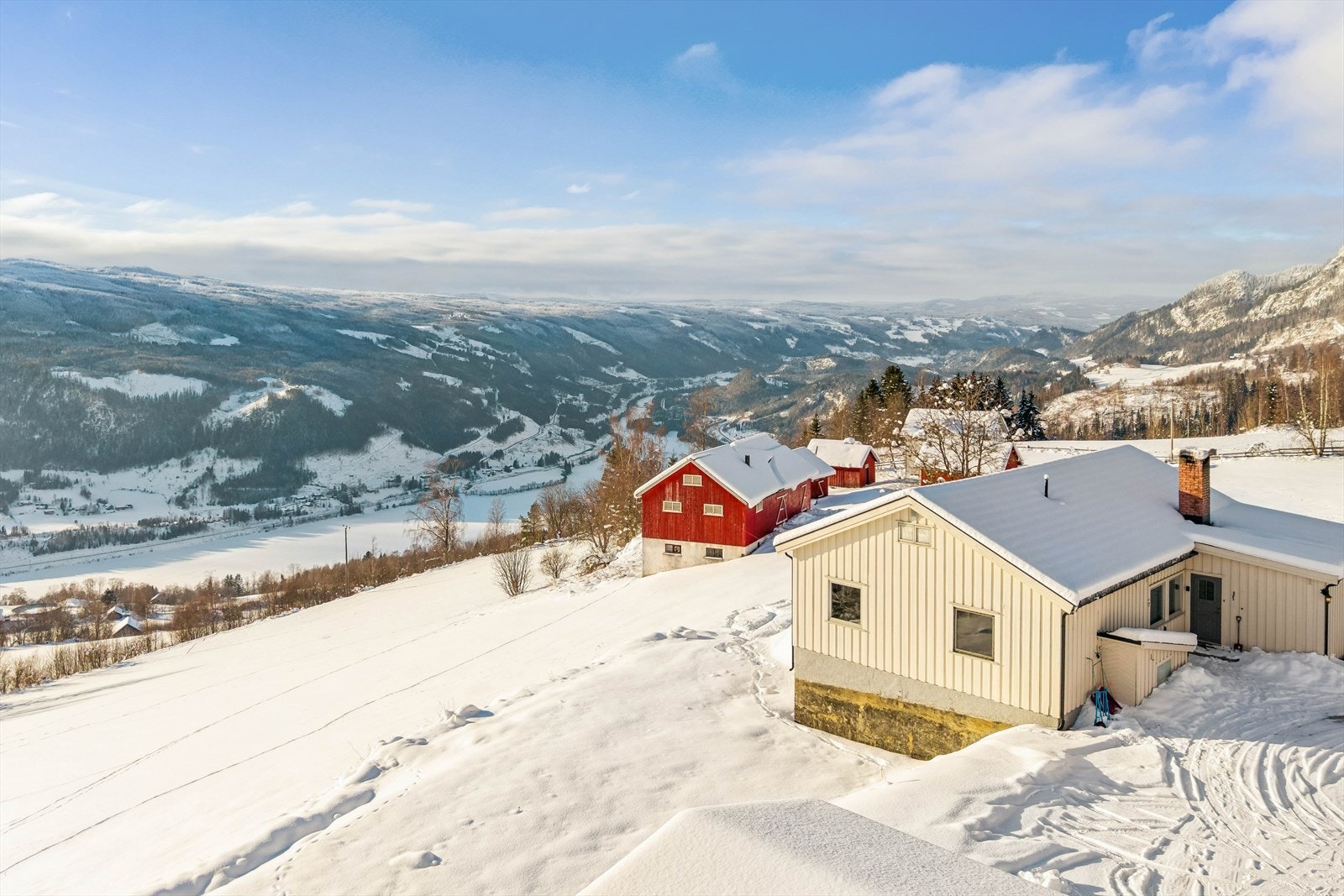 Eiendomsmegler 1 v/Bettina har gleden av å presentere Midtbygdsvegen 590! Foto: Håkon Rybakken Galleribilde