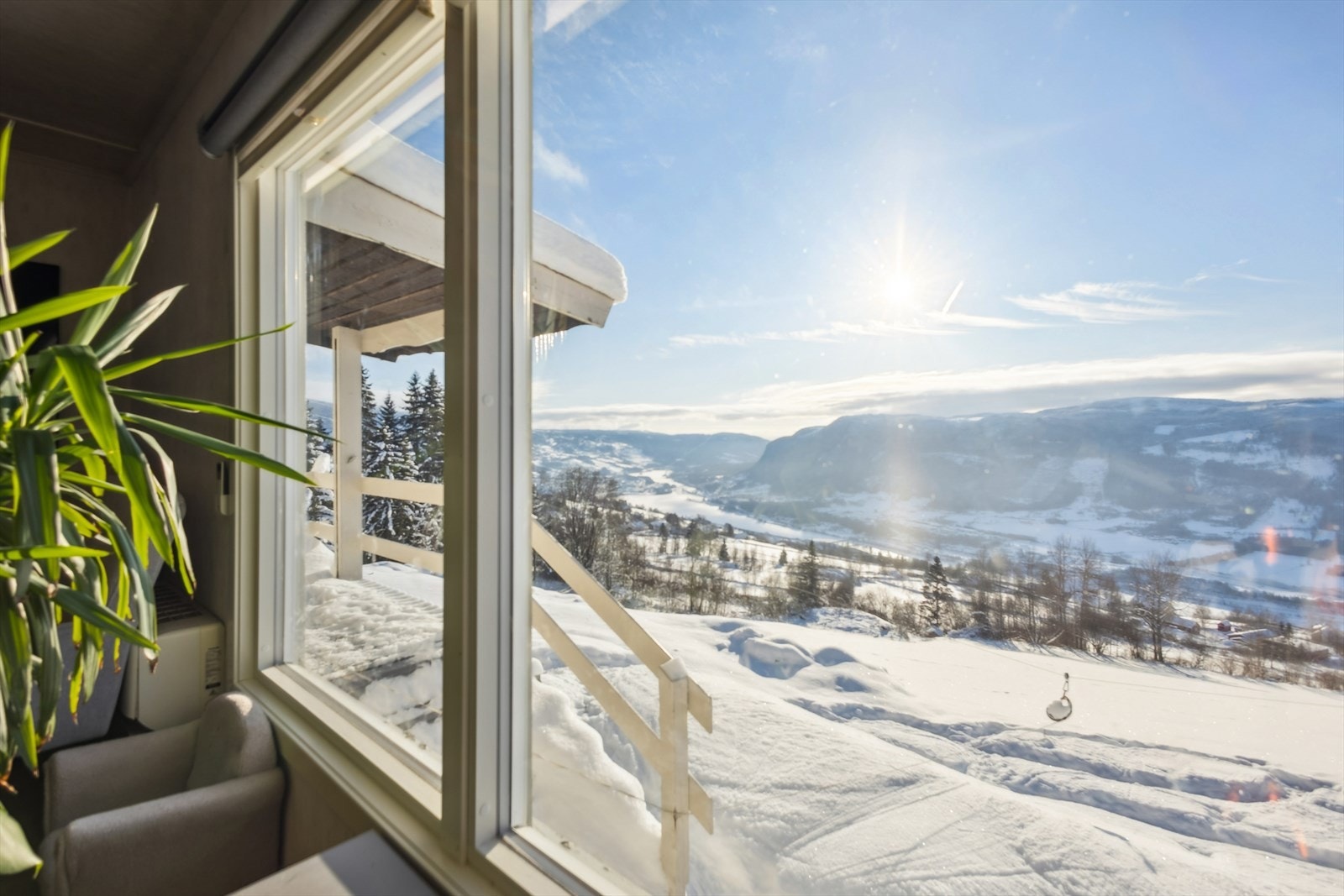Fra stuen er det en fantastisk utsikt over Lågen/Gillebufjorden og nordover i Gudbrandsdalen Galleribilde