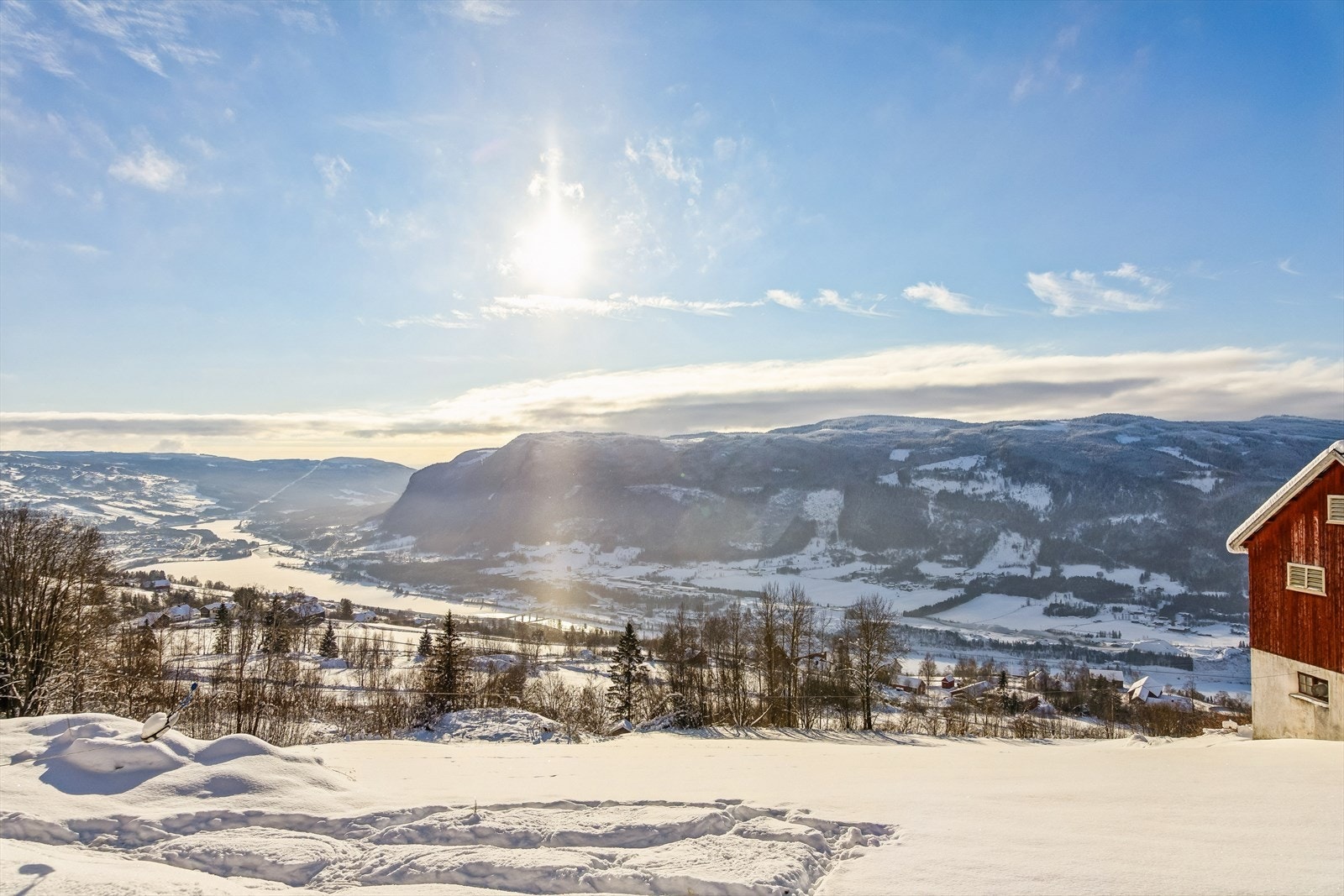 Eiendommen har en unik utsikt og fantastiske solforhold. Kun 10-15 minutter unna finner du det preparerte løypenettet Hundersetra/Pellestova hvor du kan parkere og ski videre innover i Øyerfjellet Galleribilde