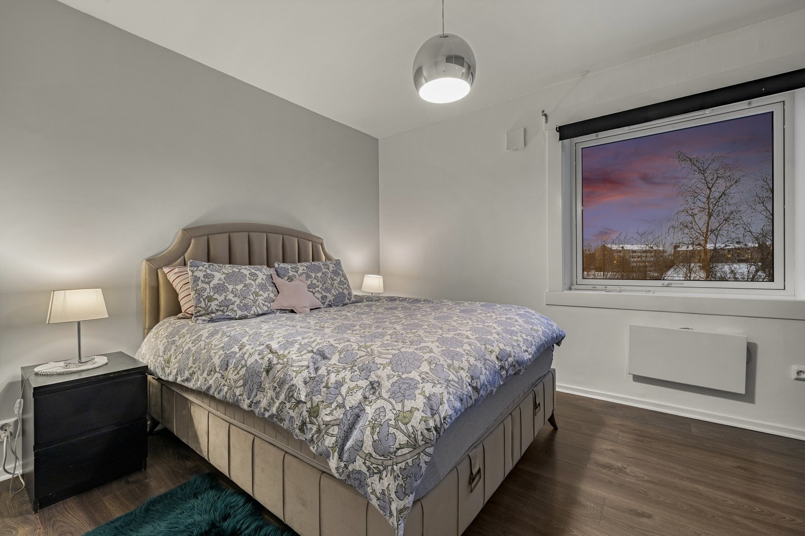 Hovedsoverommet har gode garderobemuligheter. Skyvedørsgarderobe medfølger handelen. Galleribilde