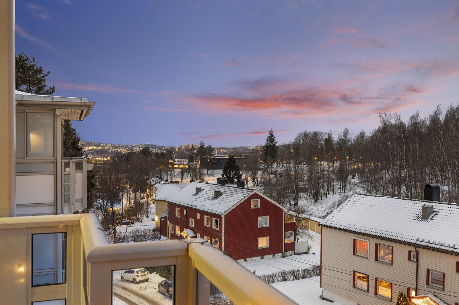 Balkongen har dekke av betong og et rekkverk i glass og aluminium. Galleribilde