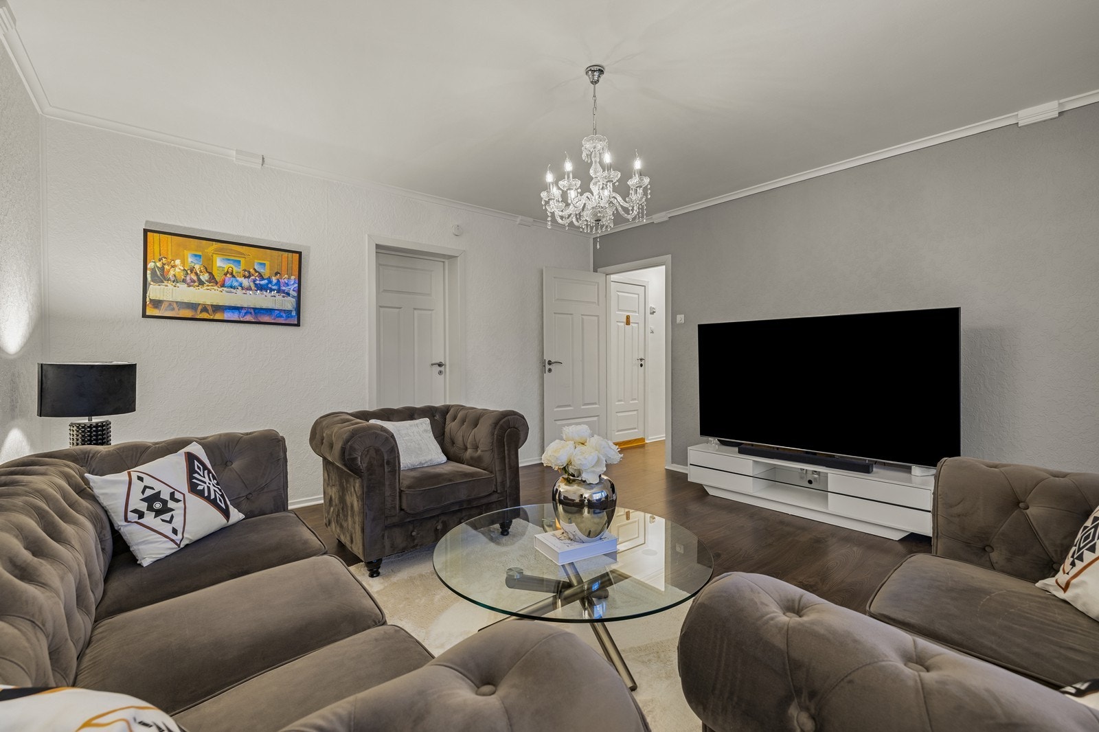 Boligen er vesentlig oppgradert de senere år, med blant annet et kjøkken fra 2016, samt vinduer og balkong fra 2012. Galleribilde