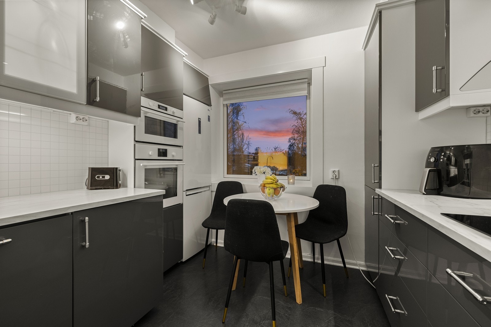 Kjøkkenet er utstyrt med integrert platetopp, stekeovn, oppvaskmaskin og kjøl/frys. Galleribilde