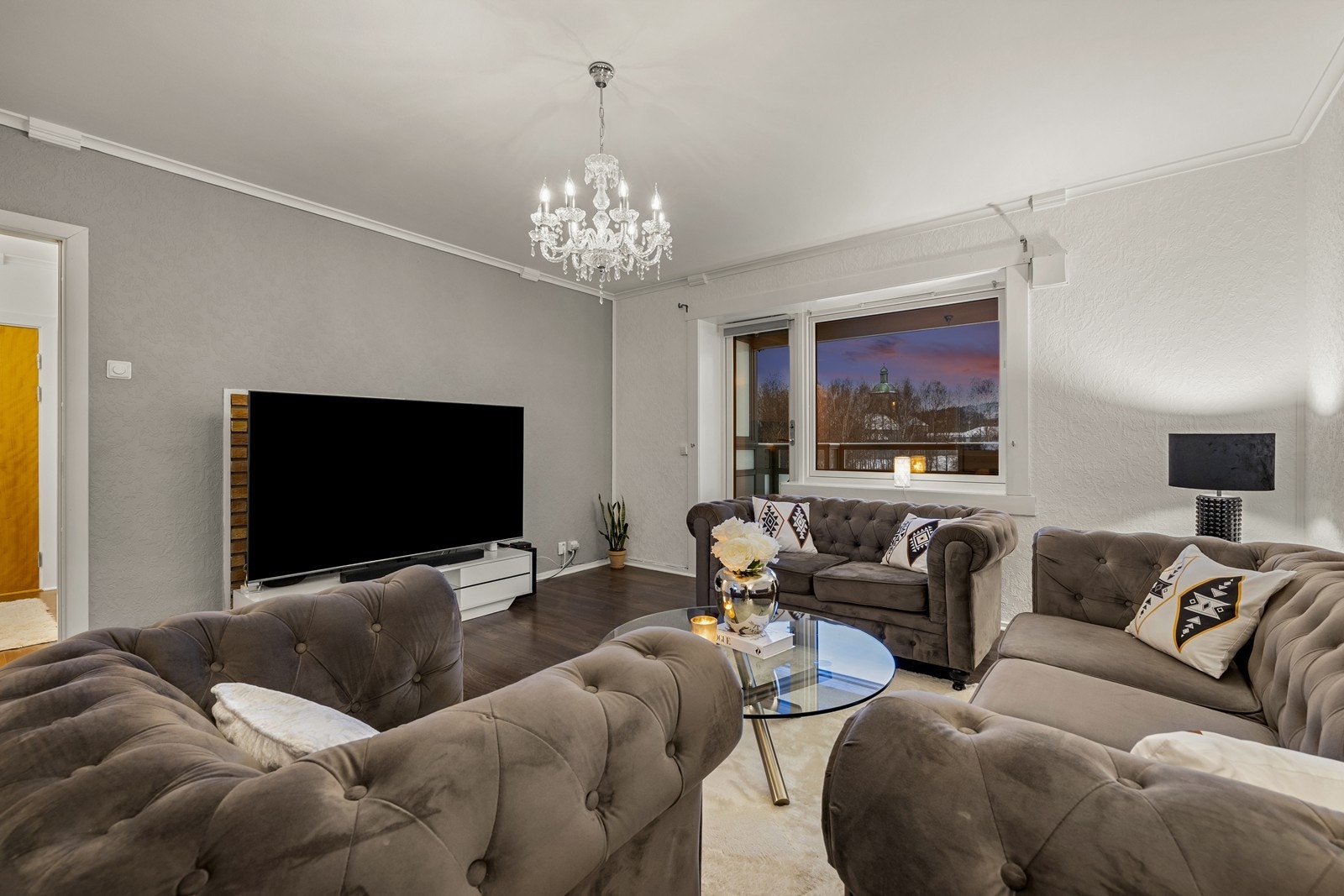 Stuen er leilighetens samlingspunkt med adkomst til begge soverommene. Rommet har gode lysforhold og gir utgang til balkongen. Galleribilde