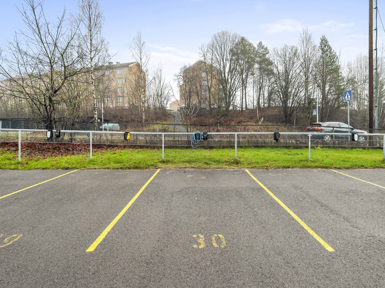 Borettslaget disponerer dertil beregnede biloppstillingsplasser på fellesområdet. Hver husstand kan tildeles én plass dersom de eier/disponerer bil, og kun etter at alle med behov har fått plass. De som har garasje kan ikke regne med å få parkeringsplass. Galleribilde