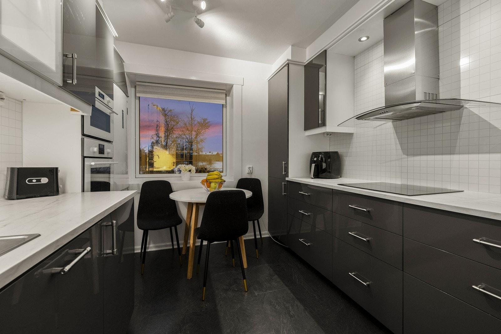 Kjøkkenet ble fornyet i 2016 og har en stilren innredning med glatte overflater og benkeplate i laminat. Galleribilde