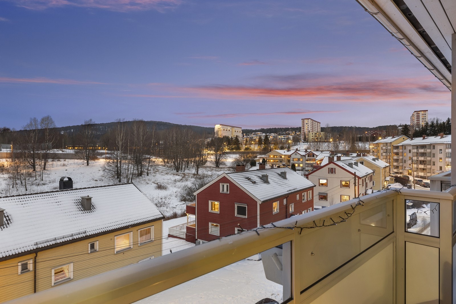 Fra stuen er det utgang til en balkong på 7 m² med flott utsyn. Galleribilde