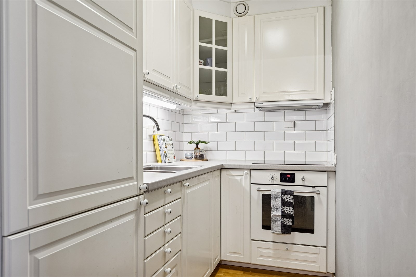 Det er integrert platetopp, stekeovn og kjøle/fryseskap. Galleribilde