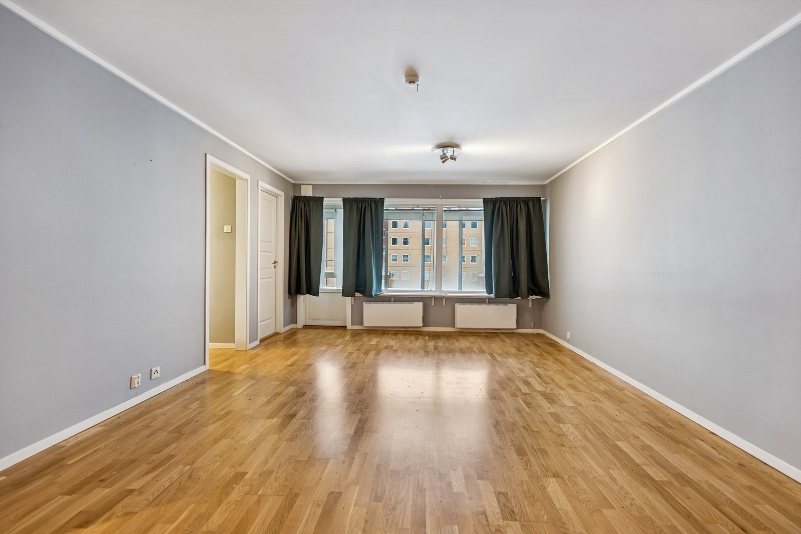 Romslig stue med plass til både sofagruppe og evt. et spisebord. Galleribilde