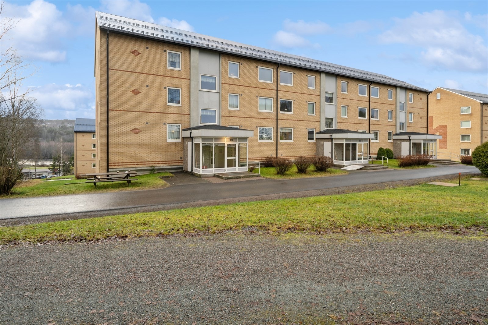 Pen og lettstelt 2-roms leilighet med sentral beliggenhet på Langeland. Galleribilde