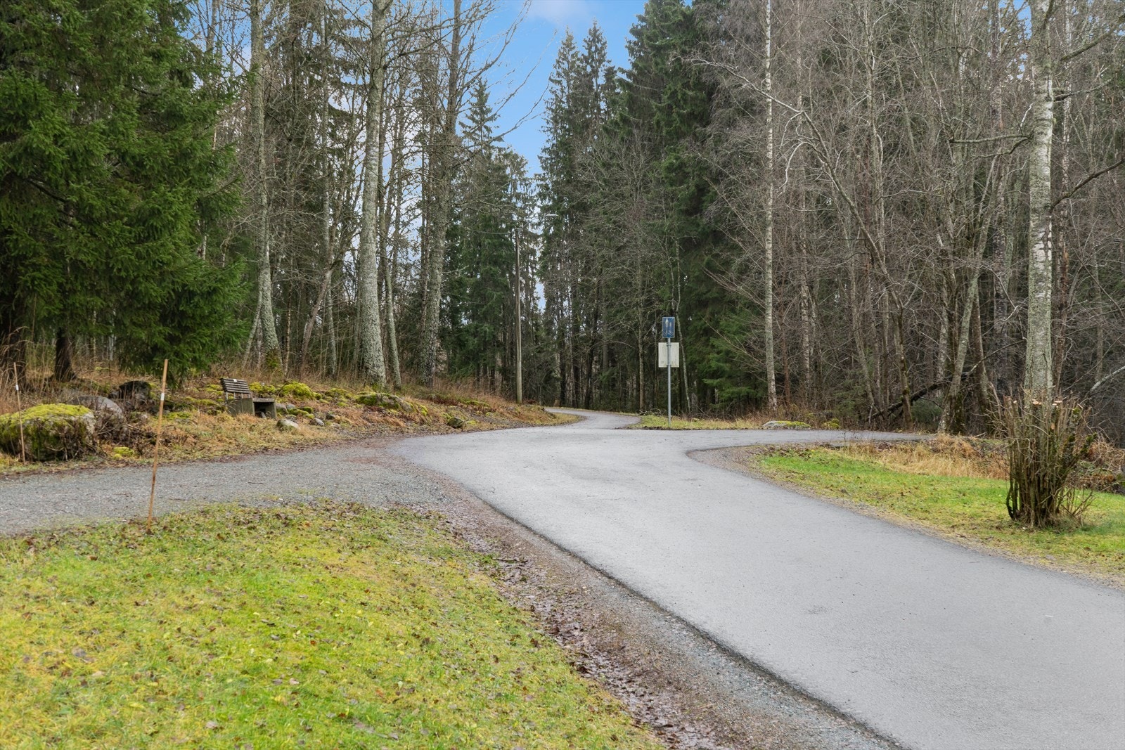 Fra blokkene går det gangvei gjennom Sykehusskogen mot sykehuset og sentrum. Galleribilde