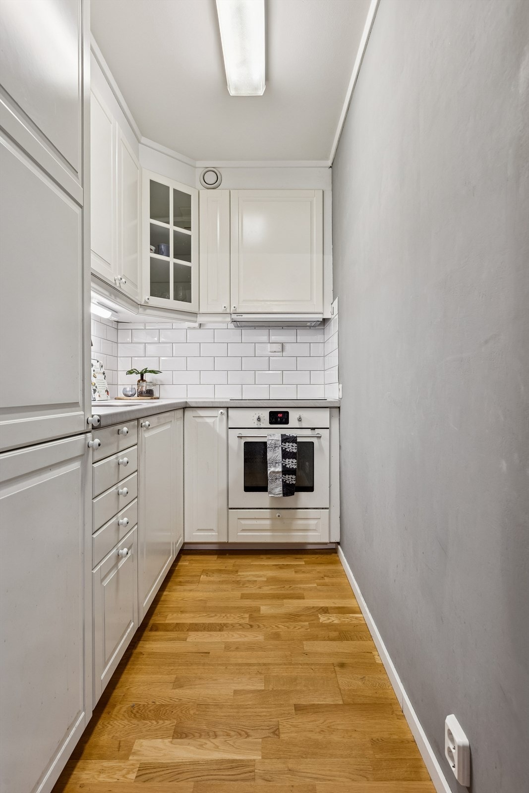 Te-kjøkken med lys og pen innredning. Galleribilde