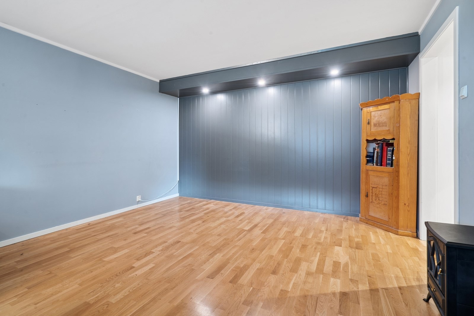 Det er vegger med malte mdf. veggplater og gulv med eikeparkett. Galleribilde