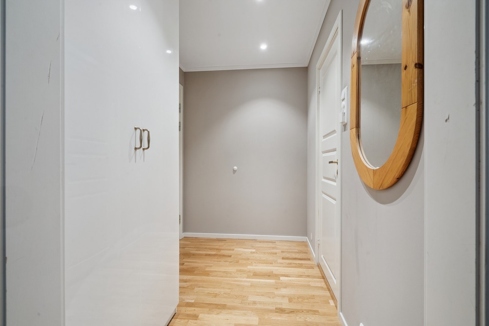 Det er garderobeskap i gangen. Galleribilde