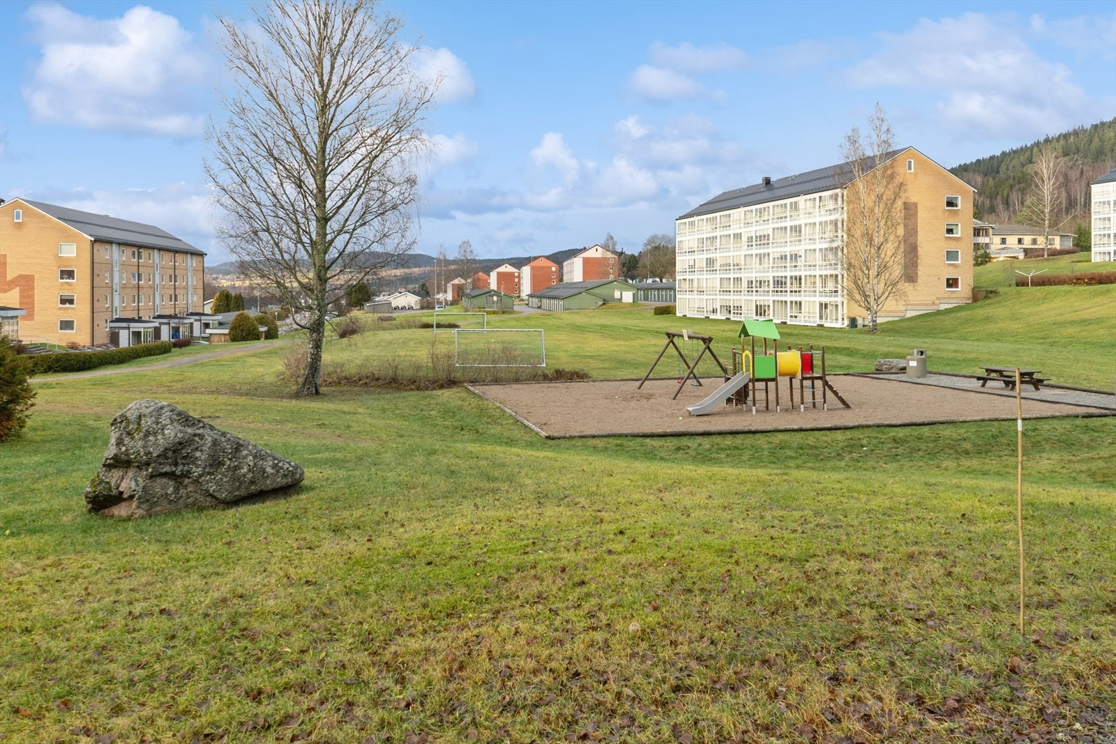 Borettslaget har store og flotte fellesområder med sittegrupper, lekeplass og fotballbane. Galleribilde
