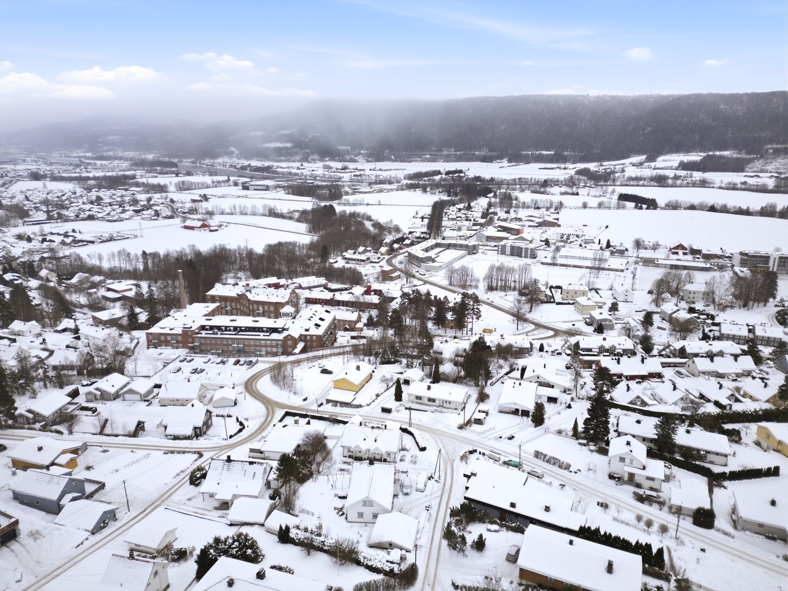 Kort avstand til flott turterreng, sommer og vinter, med turstier og lysløyper. Galleribilde