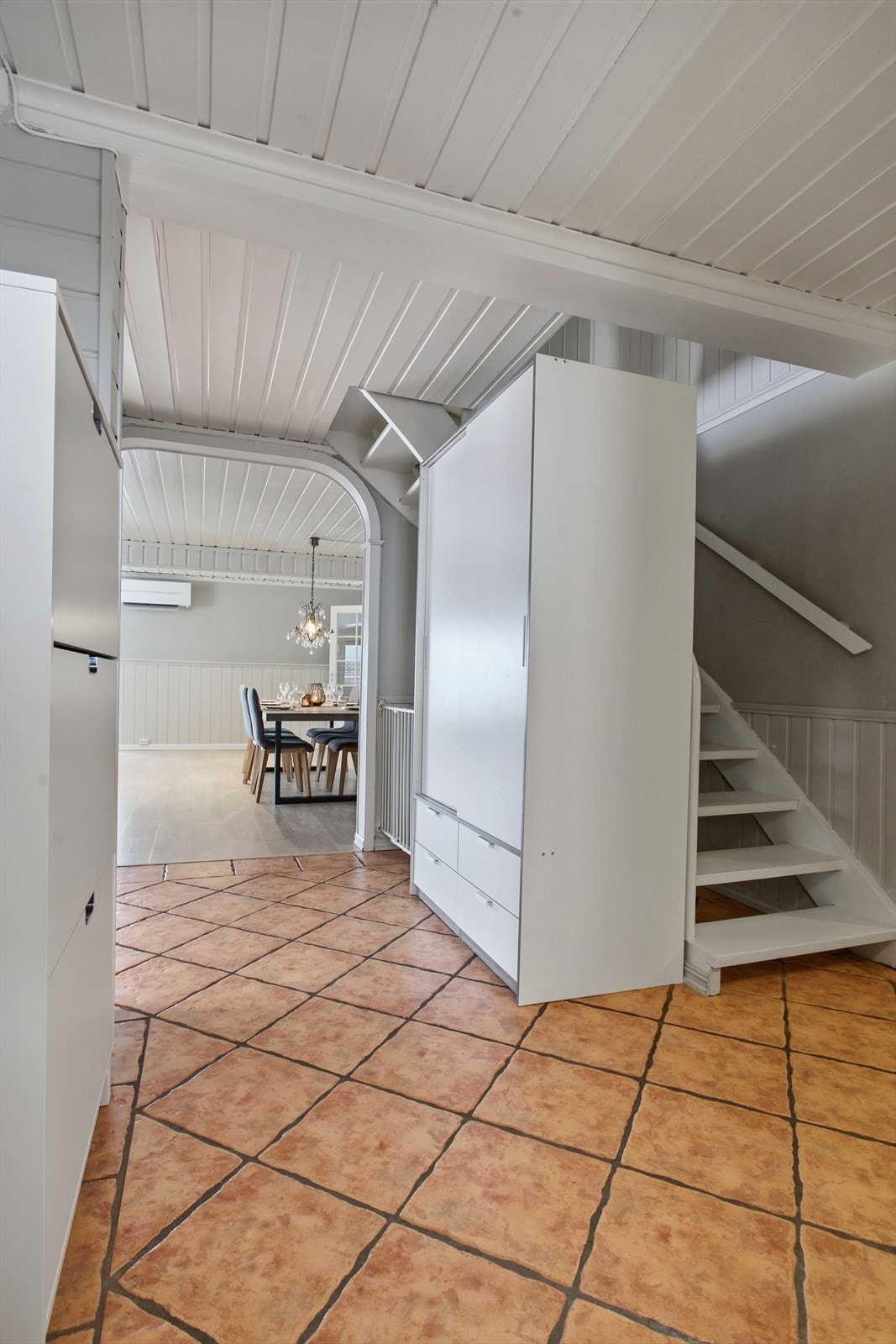 Fra entrèen er det direkte adkomst til stuen og spisestuen, samt trapp opp til boligens 2.etasje. Galleribilde