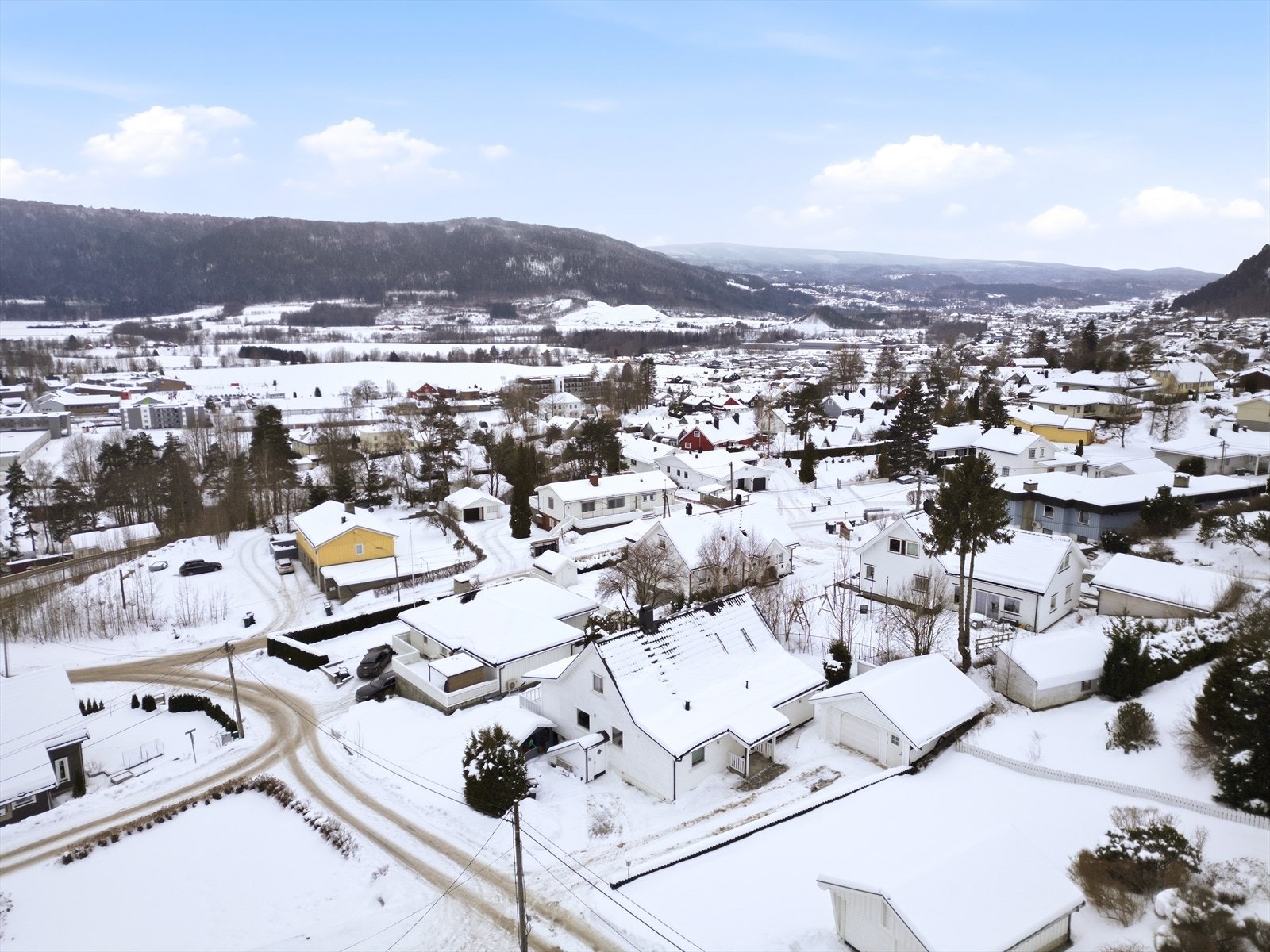 Bussholdeplass ikke langt fra boligen med god bussforbindelse til Drammen, Mjøndalen og Hokksund. Galleribilde