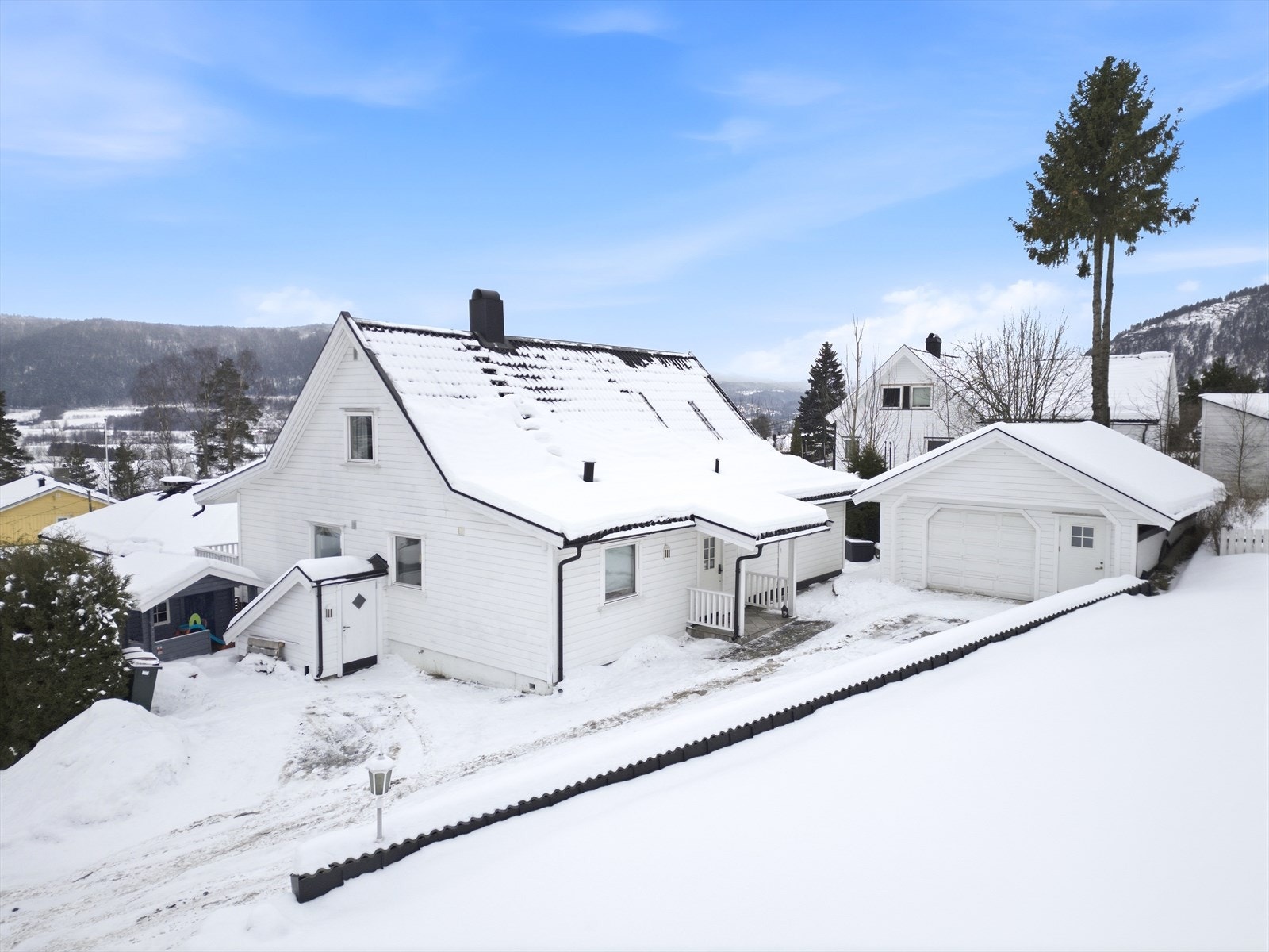Velkommen til Kneika 1. Romslig enebolig over 2 etasjer, parkering i garasje, dukkestue. Fotograf: Morten Normann Larsen. Galleribilde
