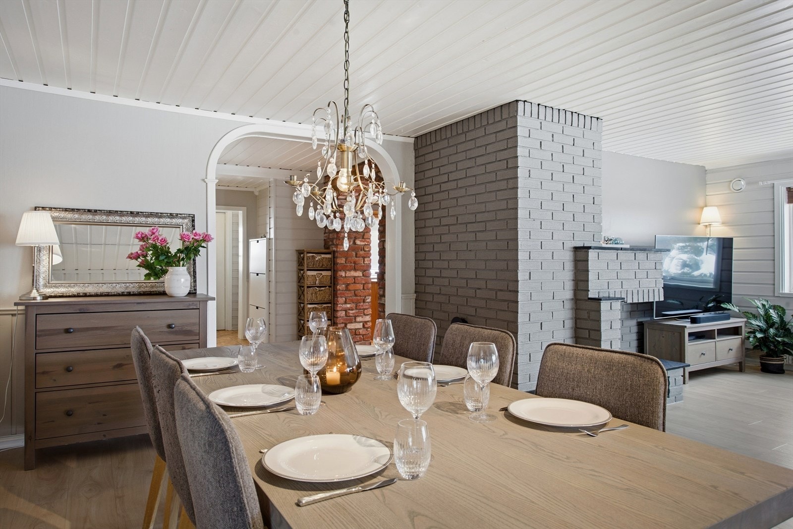 Stuen er hyggelig og innbydende med 1-stavs laminat på gulv og plater på vegg, malt i en lys fargetone som gir rommet en hyggelig og varm stemning. Galleribilde