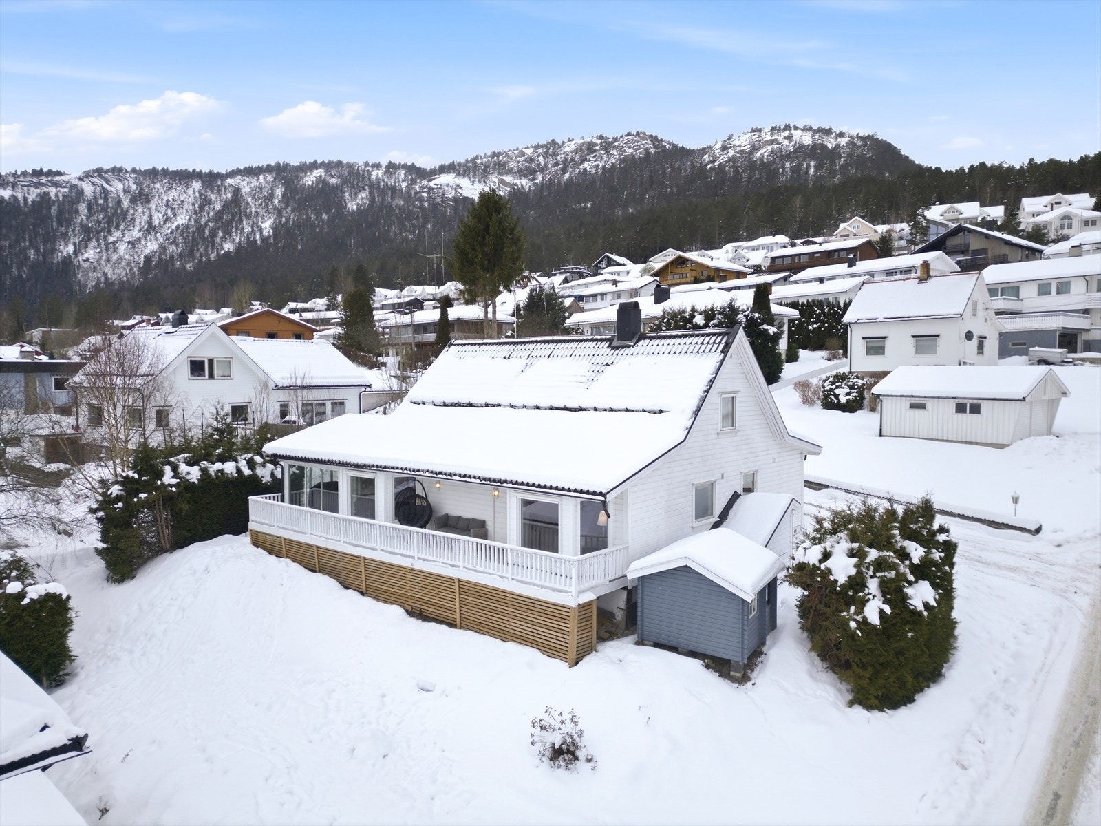 Kort vei til skoler, barnehager, idrettsanlegg, lysløype, forretninger, badeplass, skogen. Galleribilde