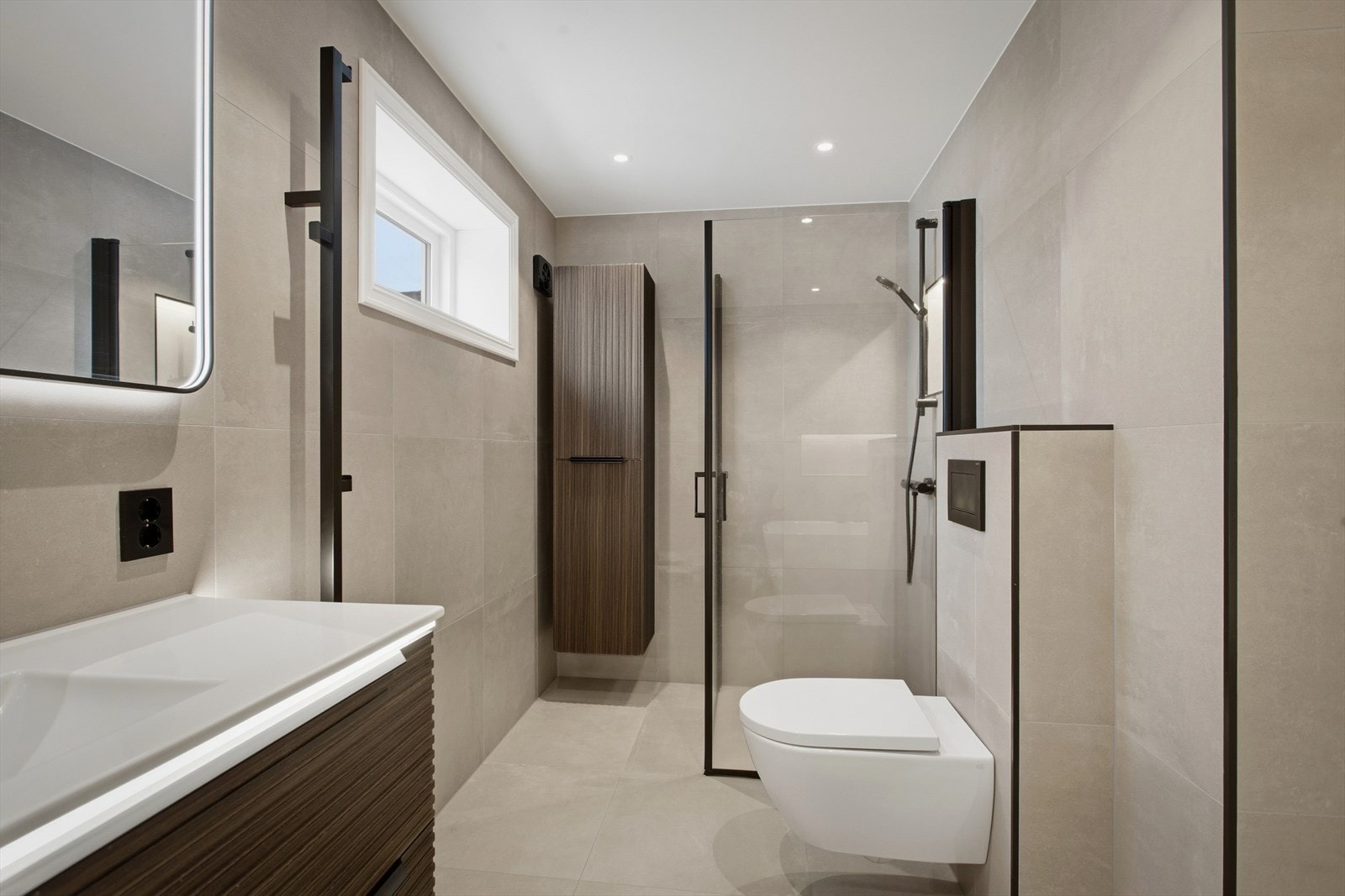 Badet, oppgradert i 2024, fremstår som et moderne og stilrent rom med gjennomtenkte materialvalg og høy kvalitet i alle detaljer. Galleribilde