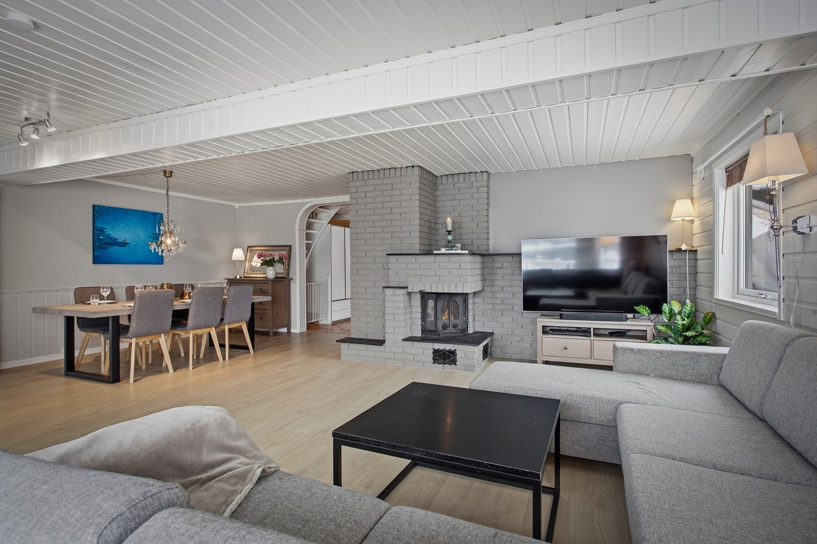 Romslig stue med god plass til spisebord. Peisen er stengt under pipebue og Drammen Feiervesen må kontaktes før event. bruk. Galleribilde