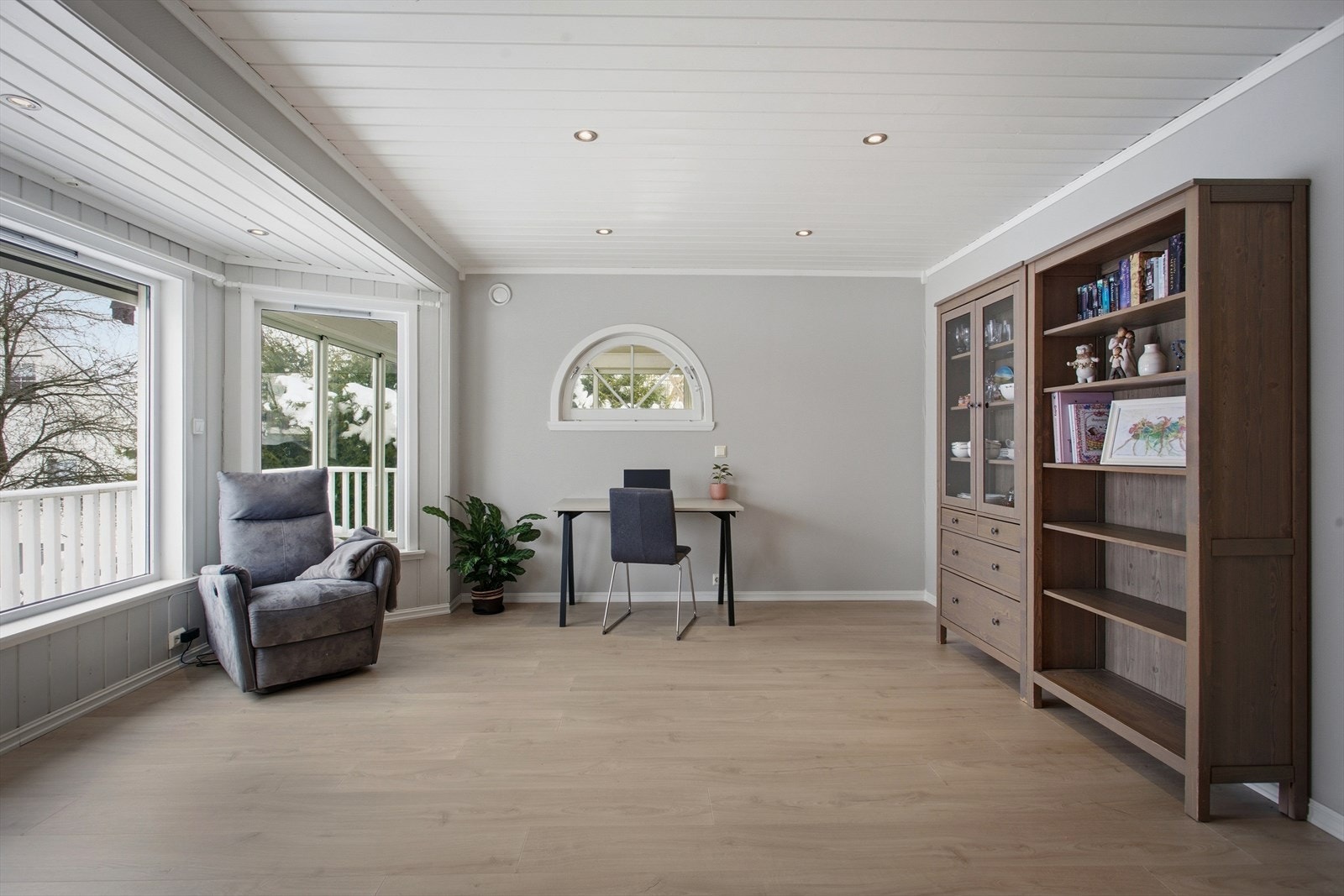 Hyggelig lesekrok og kontorplass, perfekt for hjemmekontor. Galleribilde