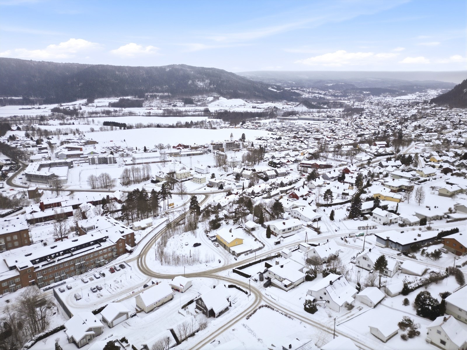 Boligen ligger i et attraktivt, barnevennlig og veletablert område i Solbergelva. Galleribilde