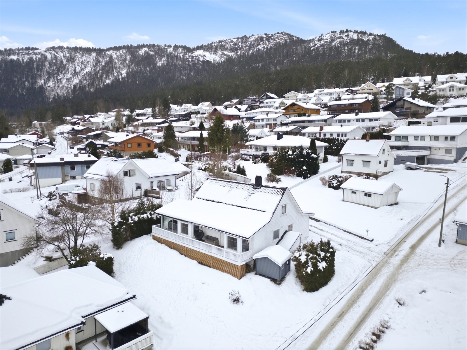 Det er flere barnefamilier i nabolaget. Boligfeltet er uten gjennomgangstrafikk, flott utsikt. Galleribilde