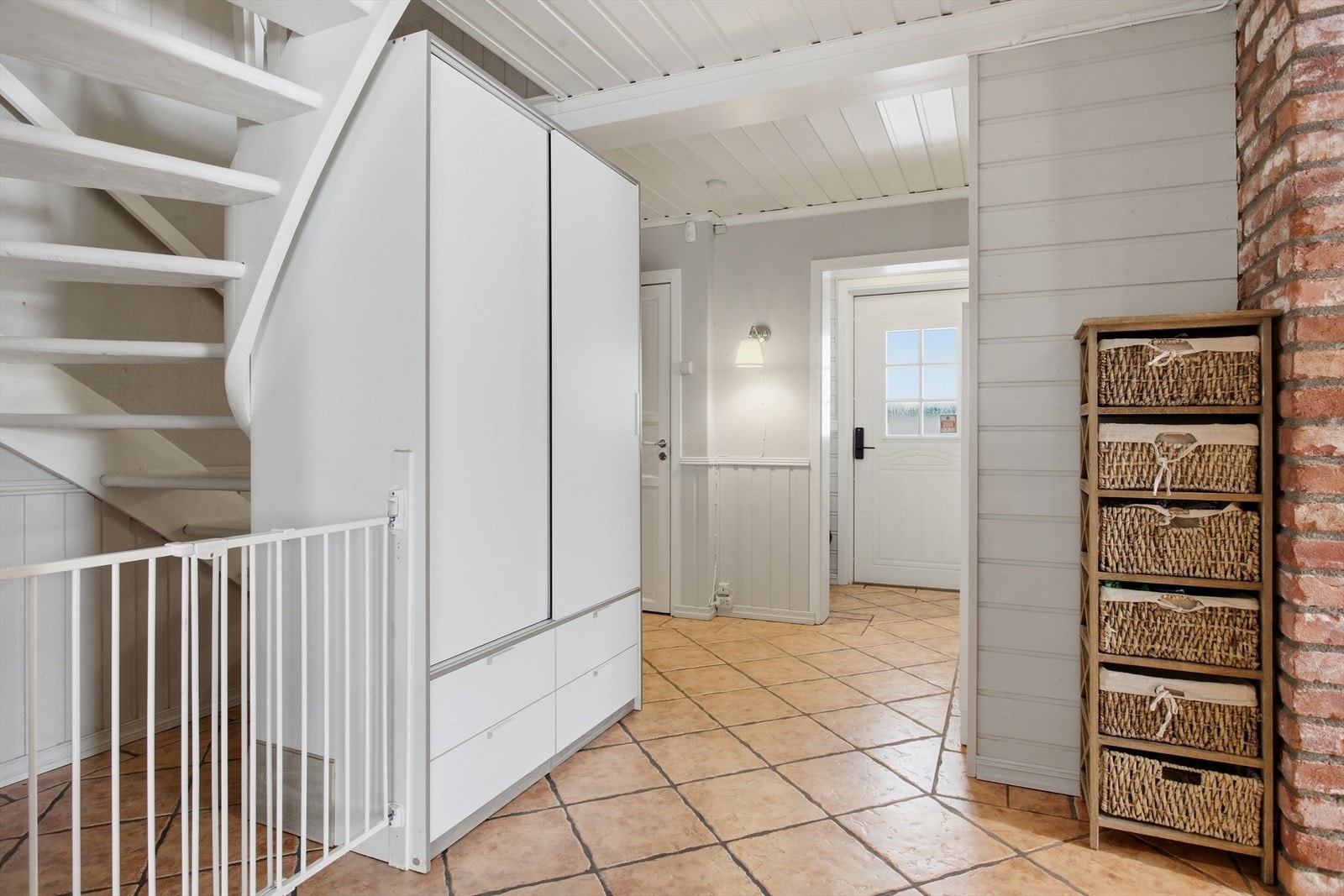 Velkommen inn til en flislagt entrè. Ytterdøren har en praktisk kodelås. Galleribilde