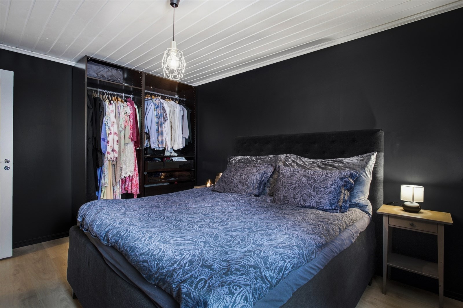 Hovedsoverommet er i boligens 1.etasje. Rommet er malt i en mørk fargetone som tilfører en behagelig tilværelse. Galleribilde