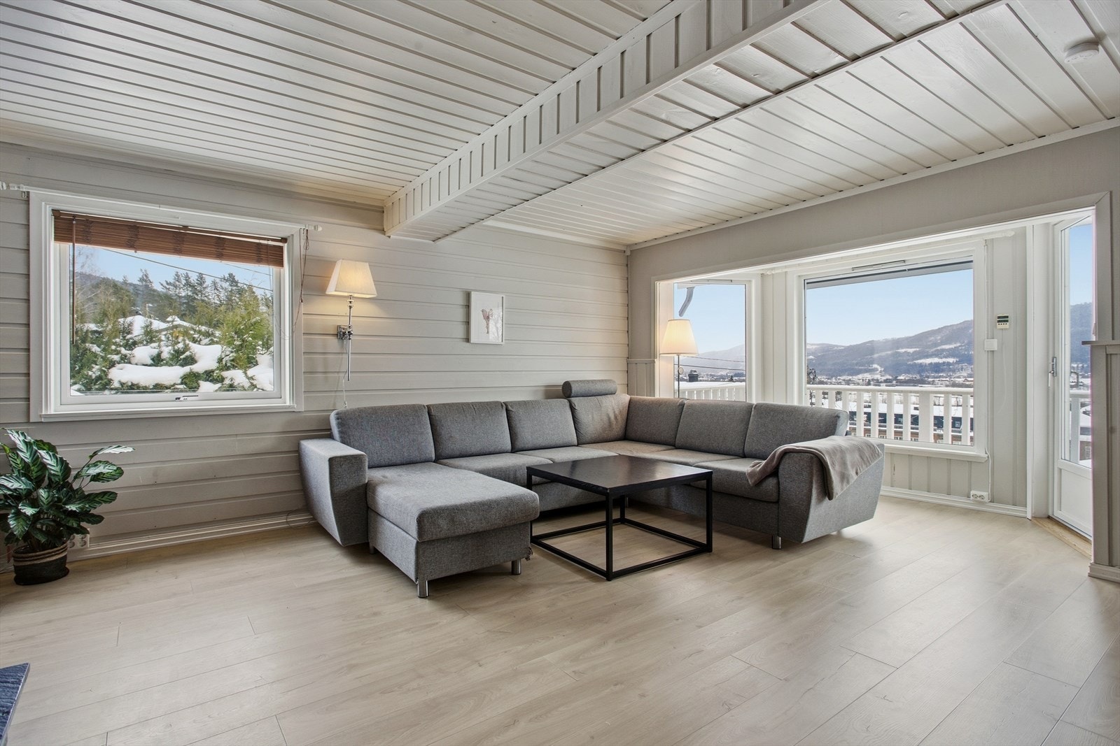 De store vindusflatene slipper inn godt med lys og gir rommet en fin romfølelse, der utsikten utover landskapet bringes inn. Galleribilde