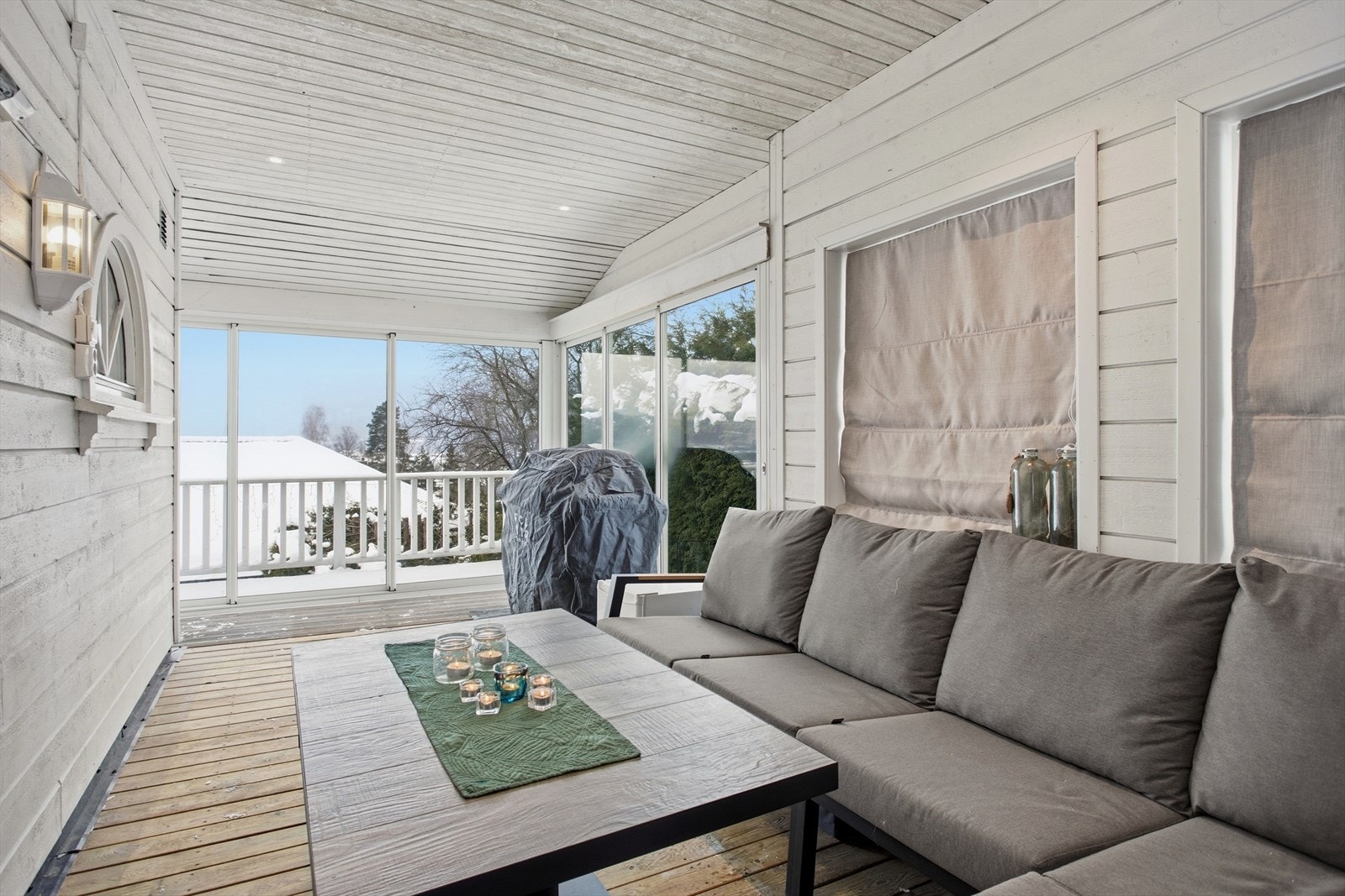 Fra stuen/spisestuen er det adkomst til en lun vinterhage. Galleribilde