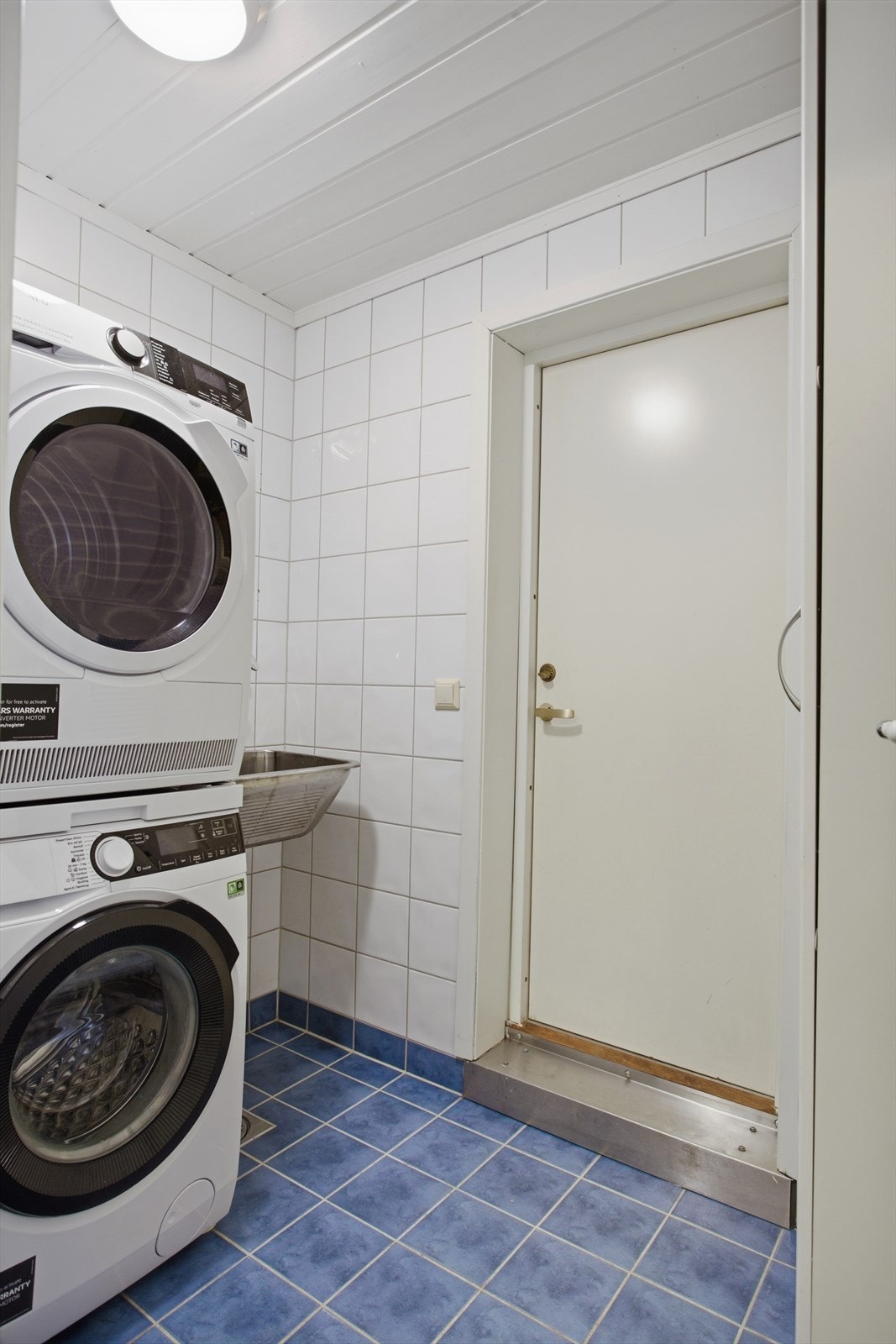 Vaskerom med skyllekum, opplegg for vaskemaskin og tørketrommel. Galleribilde