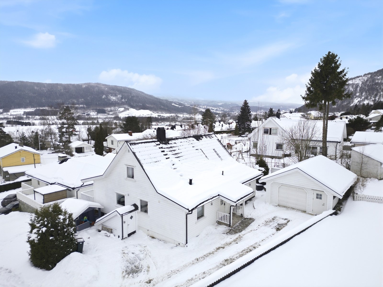 Velholdt og romslig familiebolig sentralt i Solbergelva - 3 soverom - Garasje - Nyere bad fra 2024! Galleribilde