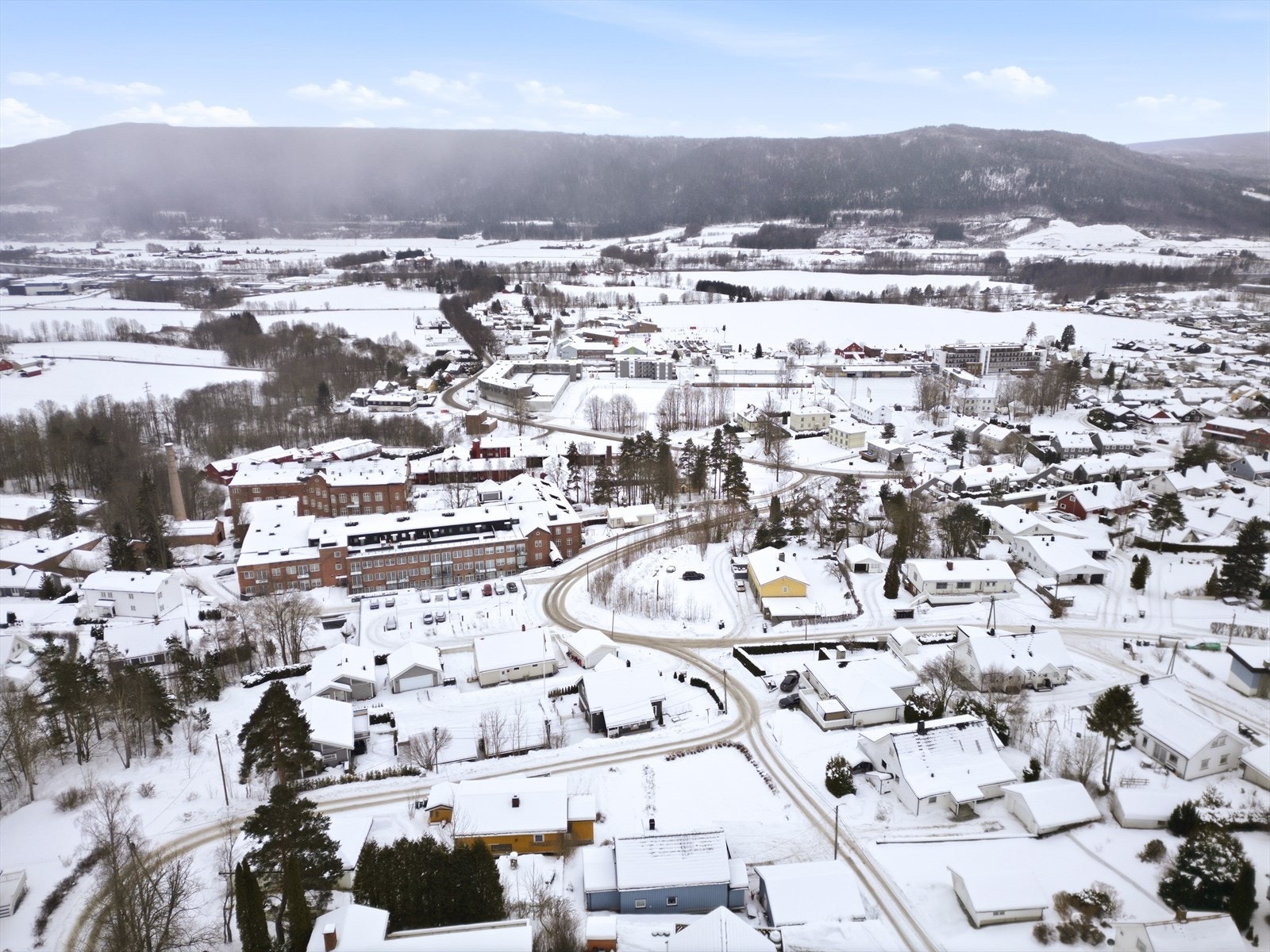 Gangavstand til Solberg SK idrettsanlegg med fotballbaner, kunstis skøytebane og idrettshall. Galleribilde